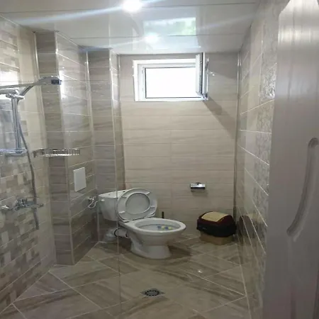House Ogledalovi * פומורי