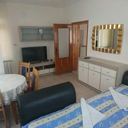 House Ogledalovi בית הארחה