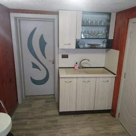 House Ogledalovi * פומורי