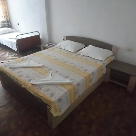 House Ogledalovi בית הארחה