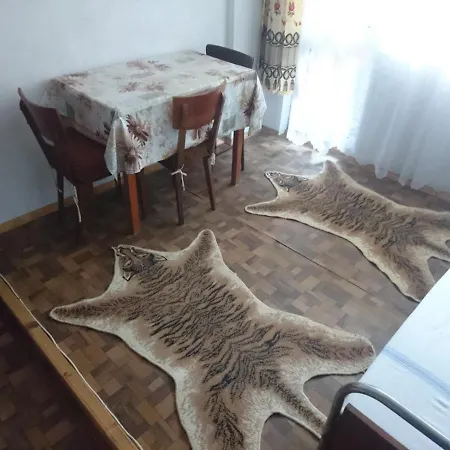 בית הארחה House Ogledalovi פומורי