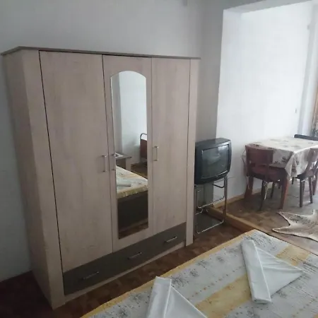 House Ogledalovi * פומורי